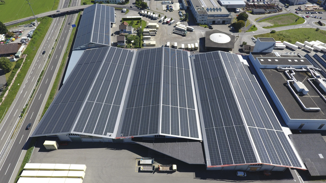 Logistik-Vertriebszentrum von Rieser + Vetter mit 2,34 MWp Aufdach-PV-Solaranlage